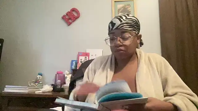 Snapshot of MommyConfident chatting on 10.28.25 MommyConfident online show from 10.28.25