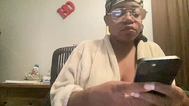 Snapshot of MommyConfident chatting on 10.30.25 MommyConfident online show from 10.30.25