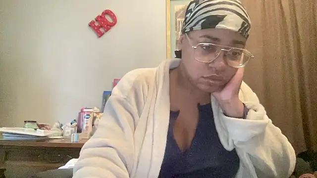 Snapshot of MommyConfident chatting on 12.03.25 MommyConfident online show from 12.03.25