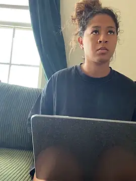 Snapshot of VanessaBling chatting on 10.04.25 VanessaBling online show from 10.04.25