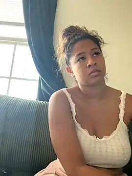 Snapshot of VanessaBling chatting on 10.18.25 VanessaBling online show from 10.18.25