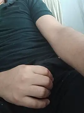 Snapshot of latino17 chatting on 11.19.25 latino17 online show from 11.19.25