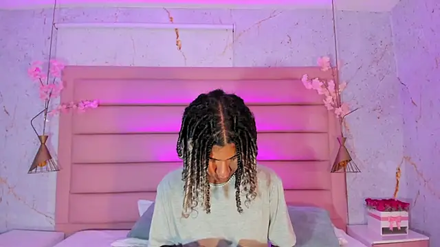 Snapshot of Maxim-Walker chatting on 09.22.25 Maxim-Walker online show from 09.22.25