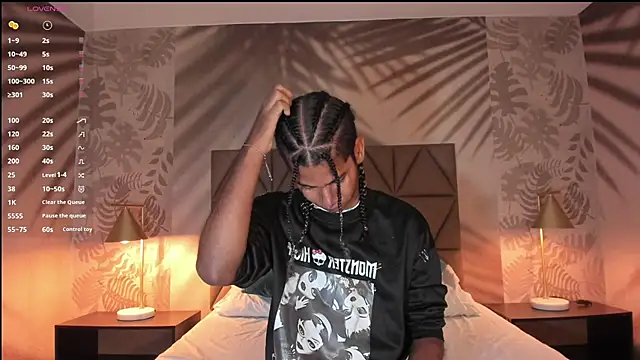 Snapshot of Maxim-Walker chatting on 11.11.25 Maxim-Walker online show from 11.11.25