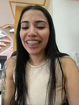 Snapshot of SaritaHot_69 chatting on 12.28.24 SaritaHot 69 online show from 12.28.24