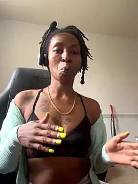 LeyaHoneybuns online show from 11.19.25