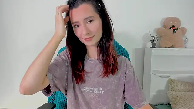 Snapshot of crystalnut chatting on 11.20.25 crystalnut online show from 11.20.25