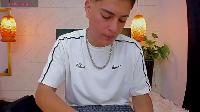 Snapshot of Levy_Steve chatting on 10.08.25 Levy Steve online show from 10.08.25