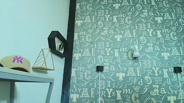 Snapshot of Lindsey8 chatting on 12.20.25 Lindsey8 online show from 12.20.25