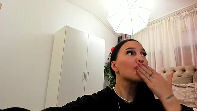 Snapshot of OliviaRimes chatting on 02.20.25 OliviaRimes online show from 02.20.25