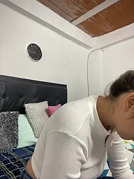 Snapshot of Iris_love18 chatting on 02.17.25 Iris love18 online show from 02.17.25