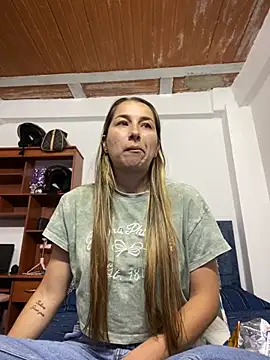 Snapshot of Iris_love18 chatting on 10.15.25 Iris love18 online show from 10.15.25