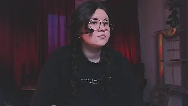 Snapshot of Laura_Karamazov chatting on 03.08.25 Laura Karamazov online show from 03.08.25