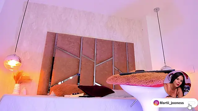 Martinaa Jones  online show from 03.06.25