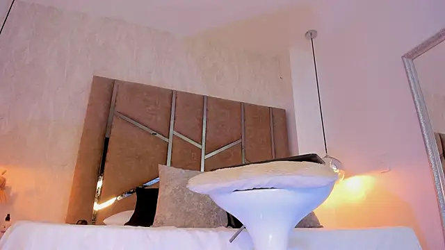 Martinaa Jones  online show from 12.16.25