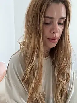 EmiliaCatalina online show from 10.04.25