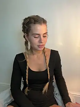 EmiliaCatalina online show from 11.16.25