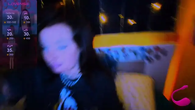 Snapshot of EllieOz chatting on 02.04.25 EllieOz online show from 02.04.25