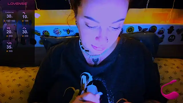 Snapshot of EllieOz chatting on 02.18.25 EllieOz online show from 02.18.25