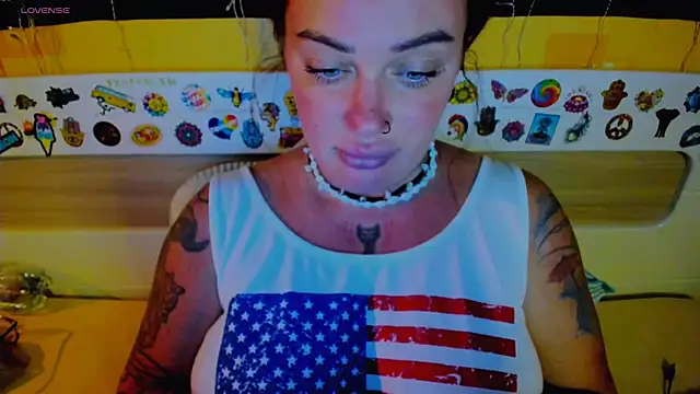 Snapshot of EllieOz chatting on 09.11.25 EllieOz online show from 09.11.25