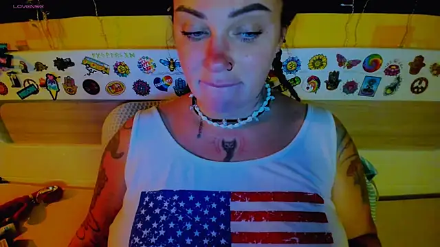 Snapshot of EllieOz chatting on 10.05.25 EllieOz online show from 10.05.25