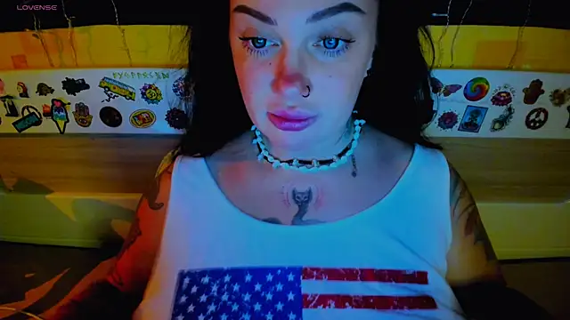 Snapshot of EllieOz chatting on 11.04.25 EllieOz online show from 11.04.25