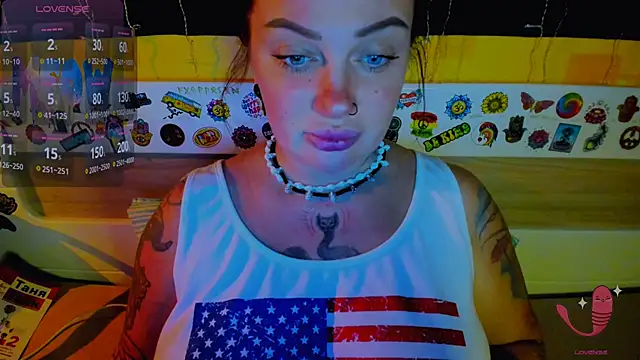 Snapshot of EllieOz chatting on 11.14.25 EllieOz online show from 11.14.25