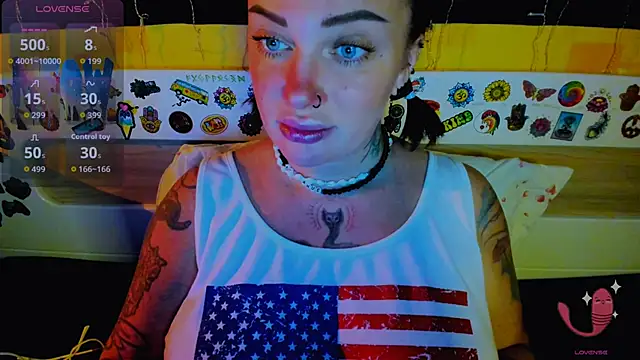 Snapshot of EllieOz chatting on 11.23.25 EllieOz online show from 11.23.25