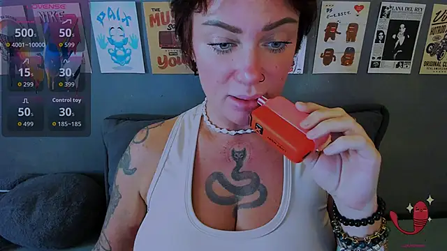Snapshot of EllieOz chatting on 06.15.26 EllieOz online show from 06.15.26