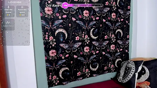 Snapshot of Marinnett11 chatting on 11.10.25 Marinnett11 online show from 11.10.25