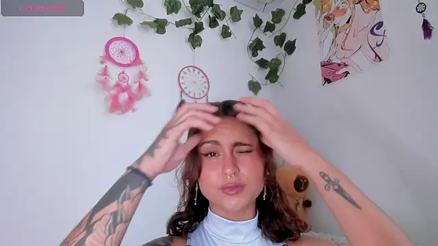 Snapshot of Violette-Ramirez01 chatting on 10.18.25 Violette-Ramirez01 online show from 10.18.25