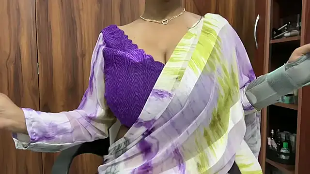 julie 08 online show from 09.23.25