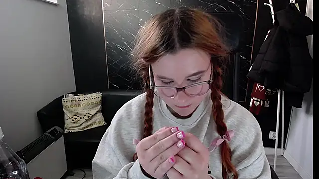 littleviki7 online show from 02.13.25