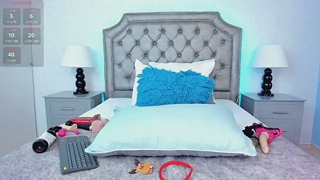 Snapshot of AdelaBrown chatting on 12.12.24 AdelaBrown online show from 12.12.24