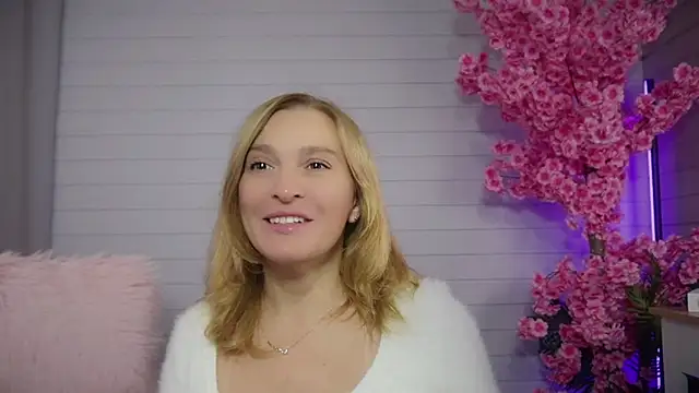 Snapshot of ms_natty chatting on 10.25.25 ms natty online show from 10.25.25