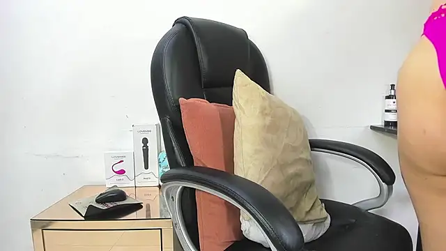 Snapshot of Barbie_girl_69 chatting on 11.13.25 Barbie girl 69 online show from 11.13.25