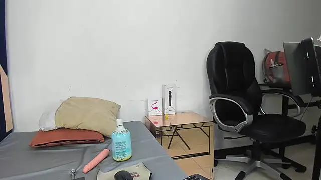 Snapshot of Barbie_girl_69 chatting on 11.15.25 Barbie girl 69 online show from 11.15.25