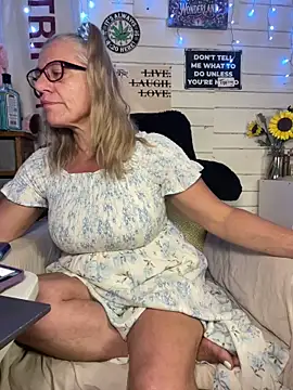 TrenaAnne online show from 05.18.26