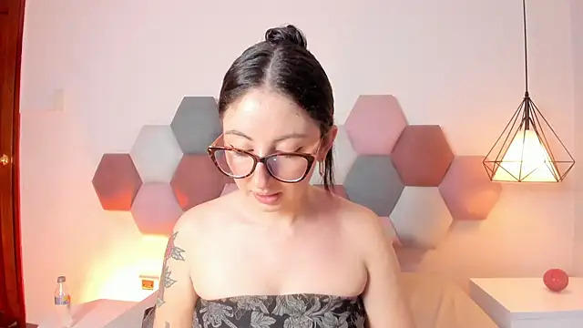 Emilywatsonn online show from 06.26.26
