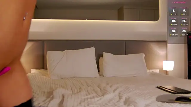 Snapshot of WOW-PeaCH-Girl chatting on 09.10.25 WOW-PeaCH-Girl online show from 09.10.25