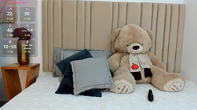 Snapshot of izadii chatting on 10.30.25 izadii online show from 10.30.25