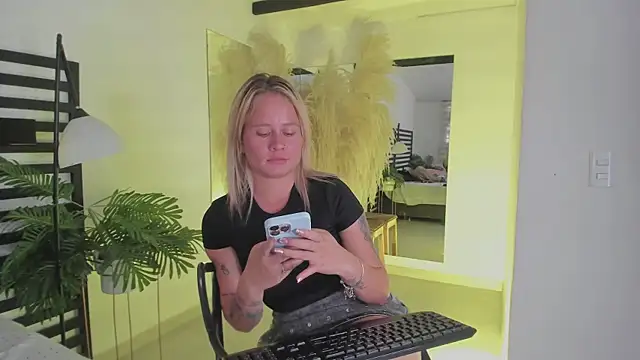 stefanny ruiz  online show from 01.10.25