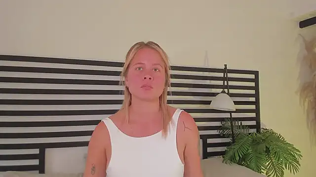 stefanny ruiz  online show from 02.17.25