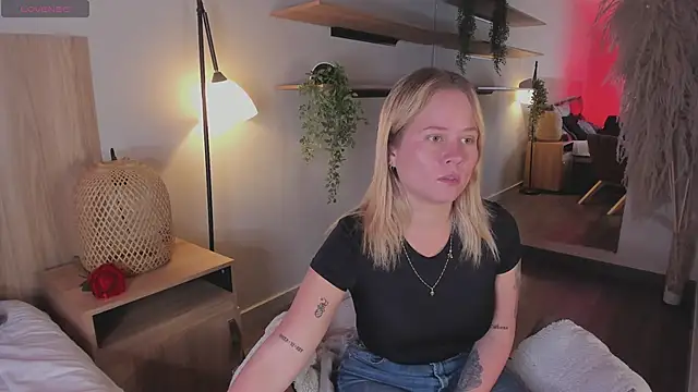 stefanny ruiz  online show from 03.13.25