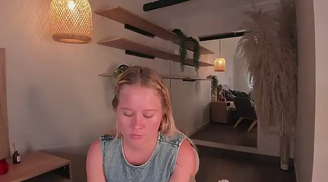 stefanny ruiz  online show from 03.15.25