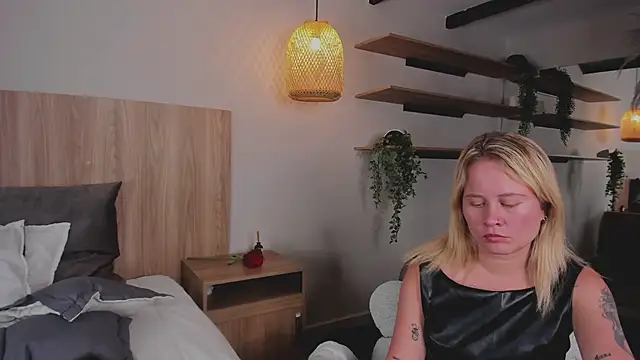 stefanny ruiz  online show from 03.20.25