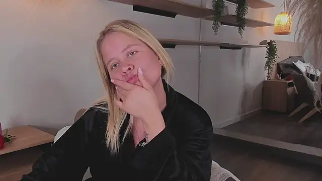 stefanny ruiz  online show from 03.22.25