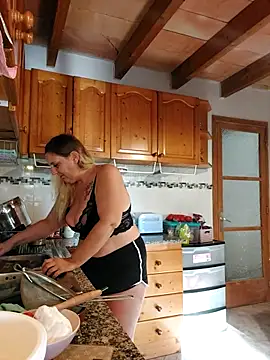 BecciDeluxe online show from 11.09.25