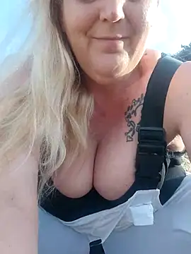 Snapshot of BecciDeluxe chatting on 03.18.26 BecciDeluxe online show from 03.18.26