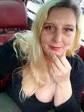 Snapshot of BecciDeluxe chatting on 04.13.26 BecciDeluxe online show from 04.13.26